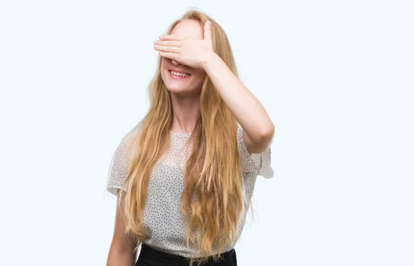 Rubia Adolescente Mujer Usando Topos Camisa Sonriendo Riendo Con Mano — Foto de Stock