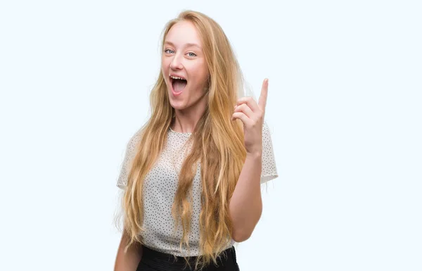 Blonde Teenagerin Maulwurfshemd Mit Erhobenem Zeigefinger Und Erfolgreicher Idee Aufgeregt — Stockfoto