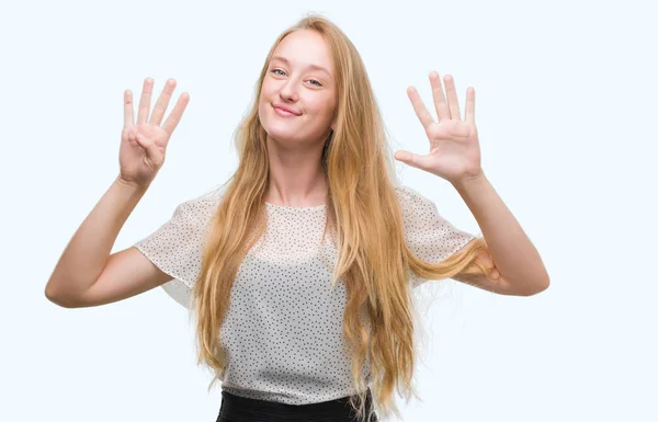 Benler Gömlek Gösterme Parmakları Ile Işaret Giymiş Sarışın Genç Kadın — Stok fotoğraf