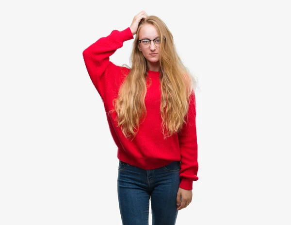 穿红毛衣的金发女郎迷惑和怀疑问题 疑惑不定 用手在头上思考 沉思概念 — 图库照片