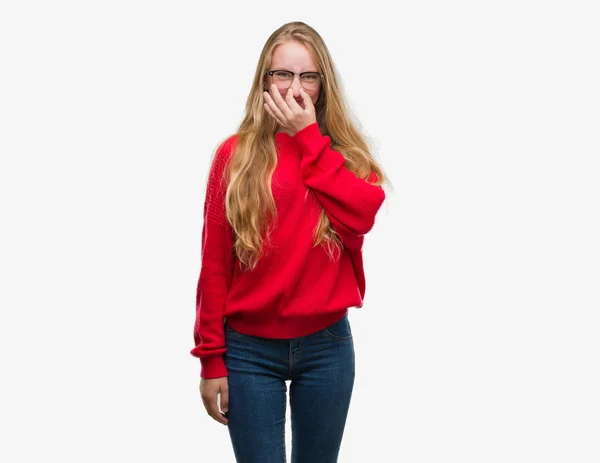 Blonde Teenager Frau Rotem Pullover Die Etwas Stinkiges Und Ekelhaften — Stockfoto