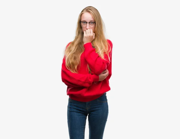 Donna Adolescente Bionda Con Maglione Rosso Che Sembra Stressata Nervosa — Foto Stock