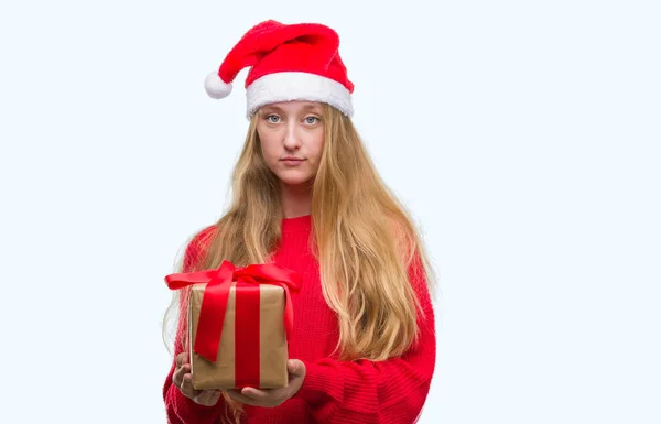 Blond Tonåring Kvinna Jultomten Hatt Med Självsäker Uttryck Smarta Ansikte — Stockfoto