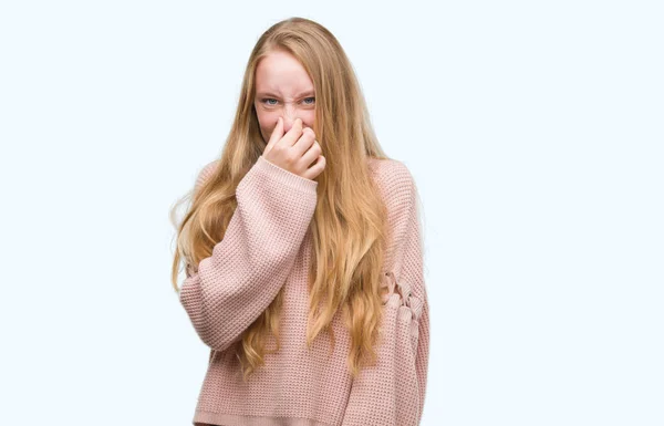 Blonde Teenager Frau Rosa Pullover Die Etwas Stinkiges Und Ekelhaftes — Stockfoto