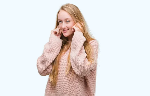 Mulher Adolescente Loira Vestindo Suéter Rosa Cobrindo Orelhas Com Dedos — Fotografia de Stock