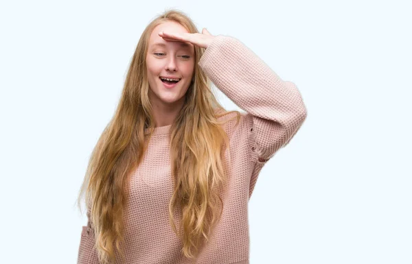 Adolescente Rubia Vistiendo Suéter Rosa Muy Feliz Sonriente Mirando Lejos — Foto de Stock