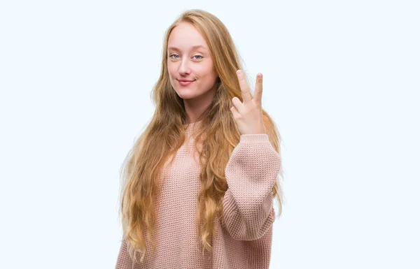 Adolescente Blonde Portant Pull Rose Montrant Pointant Vers Haut Avec — Photo
