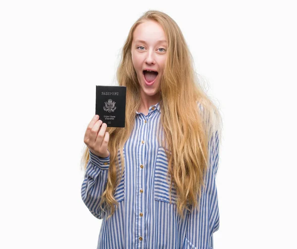 Mulher Adolescente Loira Segurando Passaporte Estados Unidos América Assustada Choque — Fotografia de Stock