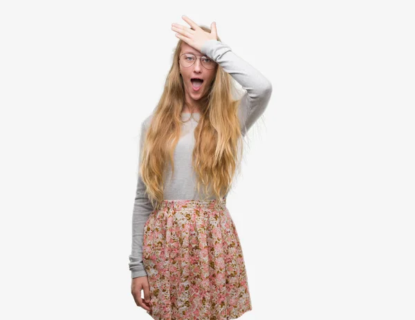 Blonde Teenagerin Mit Blumenrock Überrascht Mit Der Hand Auf Dem — Stockfoto