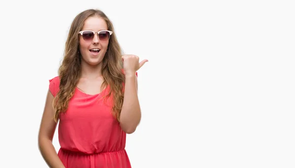 Mulher Loira Jovem Usando Óculos Sol Rosa Apontando Mostrando Com — Fotografia de Stock