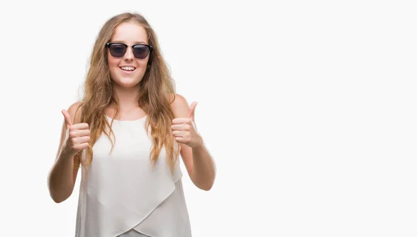 Mujer Rubia Joven Con Gafas Sol Signo Éxito Haciendo Gesto — Foto de Stock