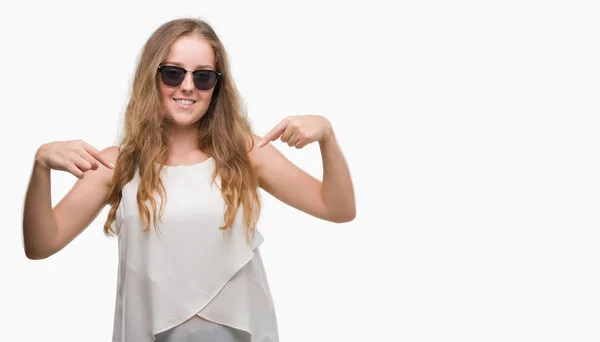 Νεαρή Ξανθιά Γυναίκα Φορώντας Γυαλιά Ηλίου Αναζητούν Αυτοπεποίθηση Χαμόγελο Στο — Φωτογραφία Αρχείου
