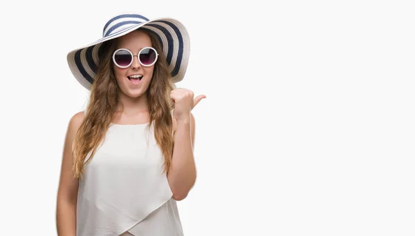 Jeune Femme Blonde Portant Des Lunettes Soleil Chapeau Été Pointant — Photo