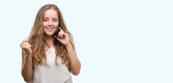 Young Blonde Woman Using Smartphone Screaming Proud Celebrating Victory Success — Stock Photo, Image