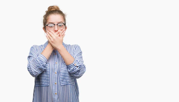 Jonge Blonde Zakenvrouw Geschokt Mond Met Handen Voor Fout Geheime — Stockfoto