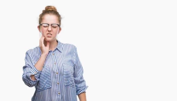 Ung Blond Affärskvinna Röra Munnen Med Handen Med Smärtsamma Uttryck — Stockfoto