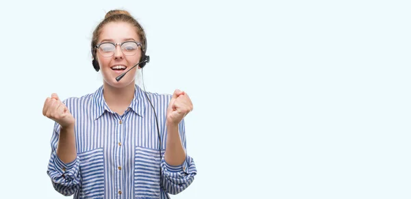 Jovem Loira Operador Call Center Mulher Gritando Orgulhoso Celebrando Vitória — Fotografia de Stock