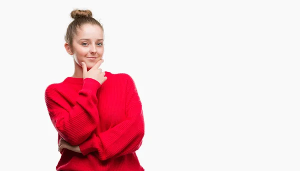 Unga Blonda Kvinnan Bär Bun Och Röd Tröja Ser Självsäker — Stockfoto