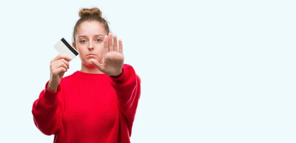 Unga Blonda Kvinnan Håller Kreditkort Med Öppen Hand Gör Stoppskylt — Stockfoto