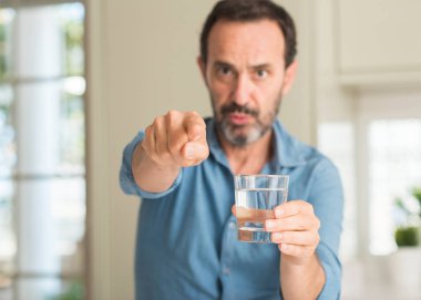 Kamera ve size, el işareti, pozitif ve kendinden emin bir jest ön parmak ile işaret su içme orta yaş erkek