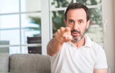 Kamera ve size, el işareti, pozitif ve kendinden emin bir jest ön parmak ile işaret yakışıklı orta yaş erkek