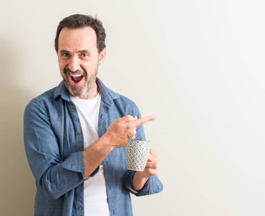 Komuta sizde el ve parmak ile tarafına işaret çok mutlu bir kupa kahve içme