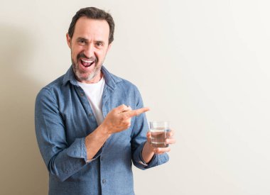 Komuta sizde içme suyu bir bardak el ve parmak ile tarafına işaret çok mutlu