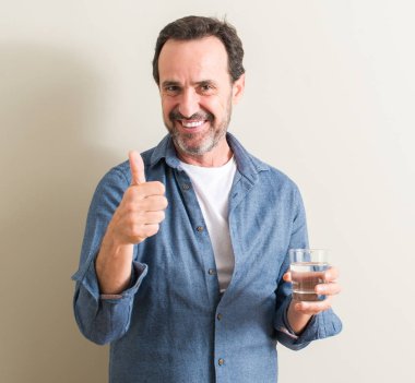 Komuta sizde içme suyu bir bardak ok işareti, başparmak ile parmak, mükemmel işareti yapıyor kocaman bir gülümseme ile mutlu