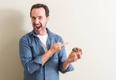 Komuta sizde çikolatalı çörek el ve parmak ile tarafına işaret çok mutlu yemek