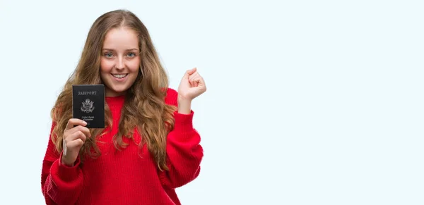 Jovem Loira Segurando Passaporte Dos Estados Unidos América Gritando Orgulhoso — Fotografia de Stock