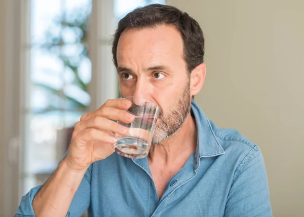 Μέση Ηλικία Άνθρωπος Πίνει Ένα Ποτήρι Νερό Μια Αυτοπεποίθηση Έκφραση — Φωτογραφία Αρχείου