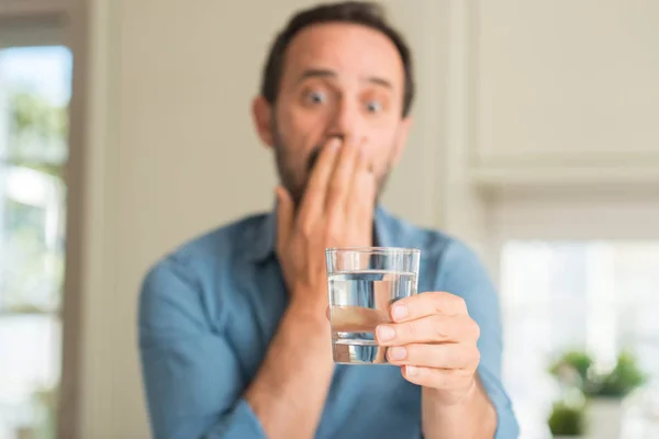 Man Van Middelbare Leeftijd Drinken Van Een Glas Water Cover — Stockfoto