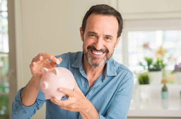 Homem Meia Idade Economizar Dinheiro Porquinho Banco Com Rosto Feliz — Fotografia de Stock