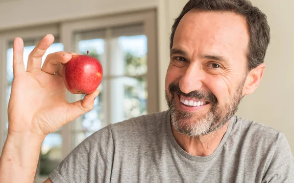 Mann Mittleren Alters Isst Gesunden Roten Apfel Mit Einem Glücklichen — Stockfoto