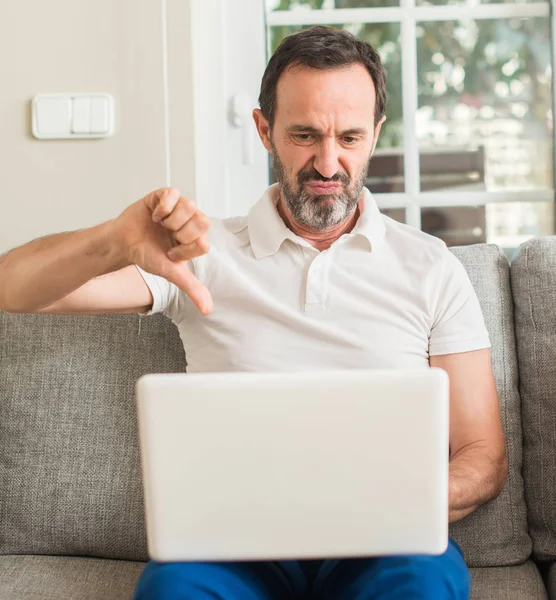 Mann Mittleren Alters Mit Laptop Auf Sofa Mit Wütendem Gesicht — Stockfoto