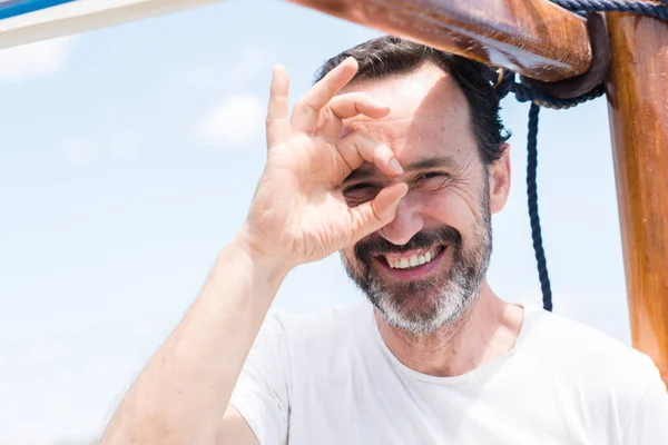 Hombre Mayor Guapo Viajando Velero Con Cara Feliz Sonriendo Haciendo — Foto de Stock