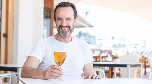 Bonito Homem Sênior Bebendo Cerveja Restaurante Com Rosto Feliz Sorrindo — Fotografia de Stock