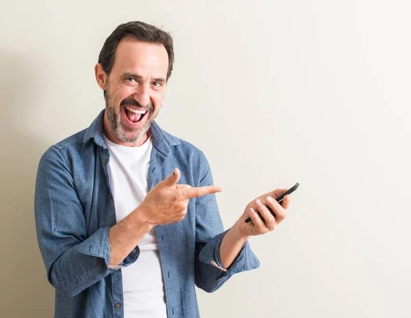 Uomo Anziano Utilizzando Smartphone Molto Felice Puntando Con Mano Dito — Foto Stock