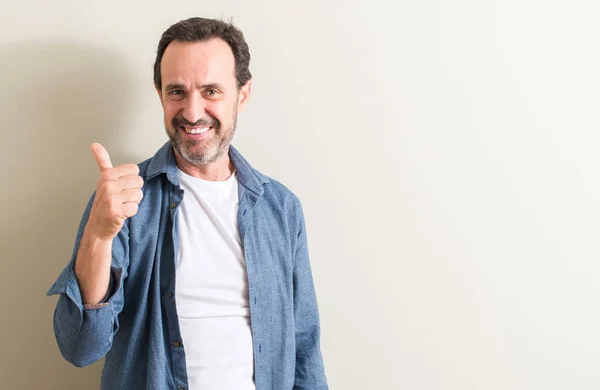 Sênior Feliz Com Grande Sorriso Fazendo Sinal Polegar Para Cima — Fotografia de Stock