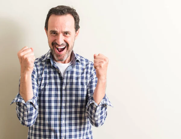 Hombre Mayor Gritando Orgulloso Celebrando Victoria Éxito Muy Emocionado Animando — Foto de Stock