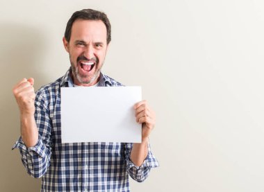 Komuta sizde gurur çığlık ve zafer ve başarı çok heyecanlı, kutluyor boş kağıt levha tutan duygu tezahürat