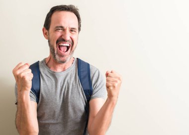 Komuta sizde gurur çığlık ve zafer ve başarı çok heyecanlı, kutluyor sırt çantası kullanarak duygu tezahürat