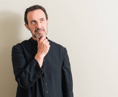 Soru, çok karışık fikir hakkında üst düzey rahip din adam ciddi bir yüz düşünme