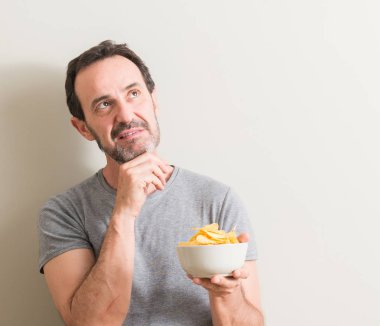 Komuta sizde yemek patates cipsi ciddi bir yüz düşünme hakkında soru, çok karışık bir fikir