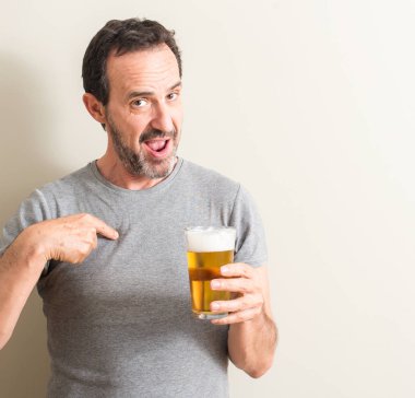 Komuta sizde sürpriz yüz işaret parmağı kendine bira içmek