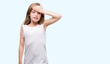 Genç Sarışın yürümeye başlayan çocuk kafasına, el ile vurguladı şok utanç ve sürpriz suratla, öfkeli ve sinirli. Korku ve hata için üzgün.