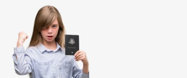 Genç Sarışın yürümeye başlayan çocuk Avustralya pasaportu tutan rahatsız ve boşa çıkarmak ile öfke, çılgın da yükseltilmiş el ile bağırmaya kavramı öfke