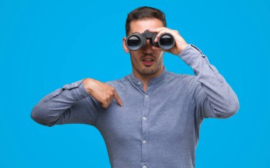 Kendisi için sürpriz yüz işaret parmağı ile dürbün üzerinden baktığımda yakışıklı genç