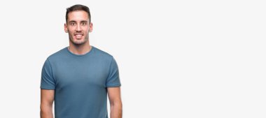 Yakışıklı genç casual adam yüzünde mutlu ve güzel bir gülümseme ile. Şanslı kişi.