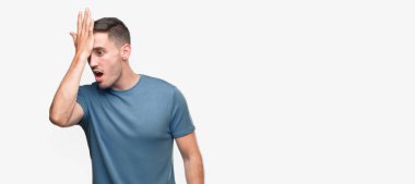 Yakışıklı genç Casual adam kafasına hata için el ile şaşırttı hata hatırlıyorum. Unuttum, kötü bellek kavramı.